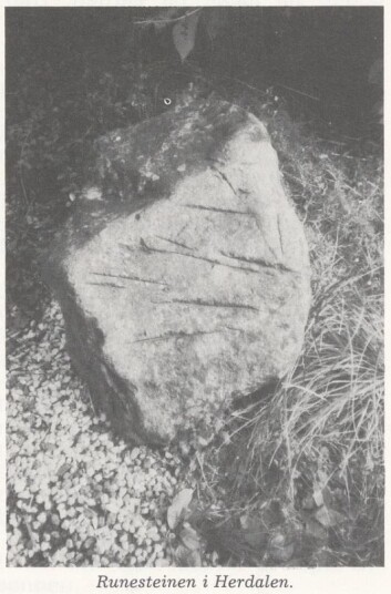 Den såkalla runesteinen frå Raunesteinslia. © Oddleif Lian, Lyngdal 3, 1986. Den såkalla runesteinen frå Raunesteinslia. © Oddleif Lian, Lyngdal 3, 1986.
