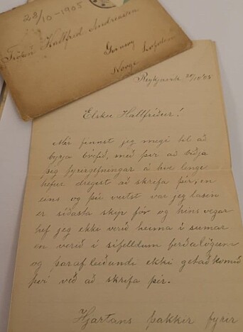 Brev ført i hånden av Hallfrids brevvenninne i 1905, Ingebjørg Sigurdsdottir. Brevet er skrevet på islandsk, og man kan anta at ungdommen Hallfrid hadde lært seg det. Brev ført i hånden av Hallfrids brevvenninne i 1905, Ingebjørg Sigurdsdottir. Brevet er skrevet på islandsk, og man kan anta at ungdommen Hallfrid hadde lært seg det.