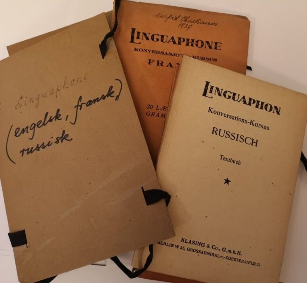 Hallfrid hadde orden i sakene sine. For å samle sammen sine fonetiske bøker, har hun laget to pappomslag som hun har tredd et bånd gjennom. Fiffig. Hallfrid hadde orden i sakene sine. For å samle sammen sine fonetiske bøker, har hun laget to pappomslag som hun har tredd et bånd gjennom. Fiffig.