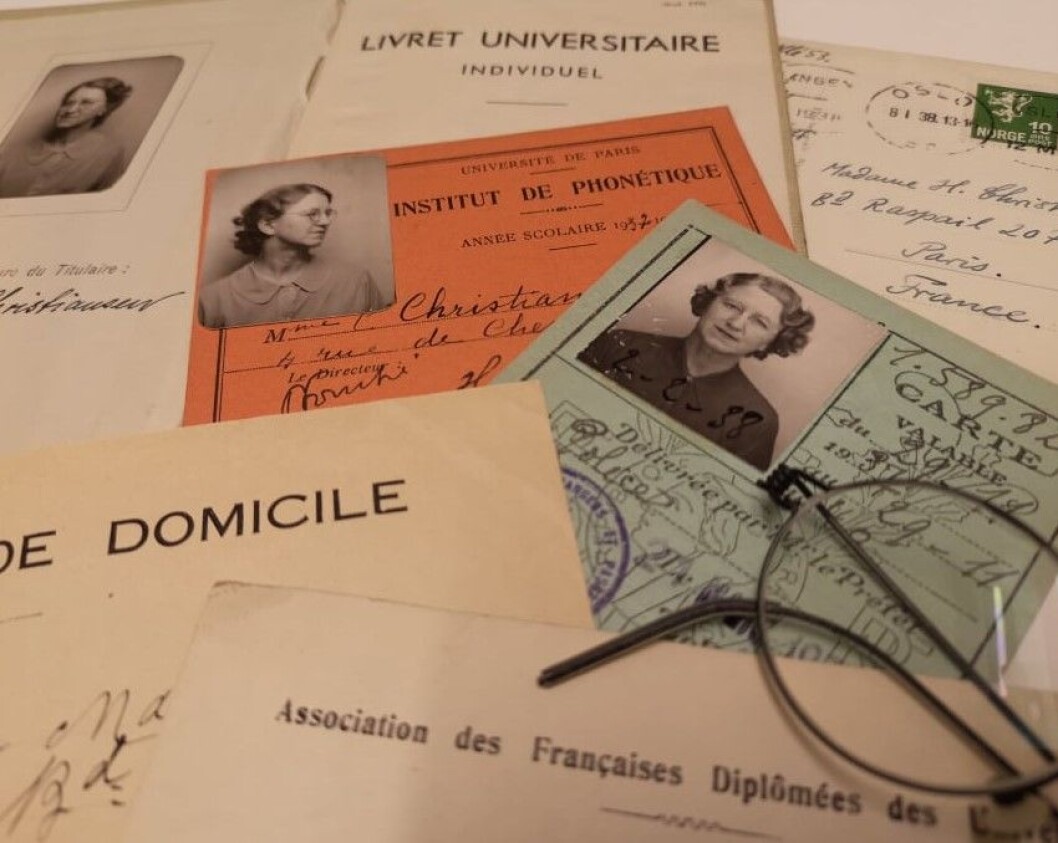 Det finnes mange artige små rariteter etter Sorbonne-oppholdet til Hallfrid. Lotteribilletter, studiehåndbøker, små kvitteringer og postkort er bare noe av det man kan finne. Det finnes mange artige små rariteter etter Sorbonne-oppholdet til Hallfrid. Lotteribilletter, studiehåndbøker, små kvitteringer og postkort er bare noe av det man kan finne.