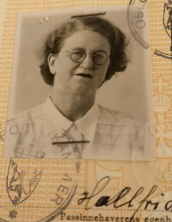 Passfoto av Hallfrid Christiansen fra 1948. Passfoto av Hallfrid Christiansen fra 1948.
