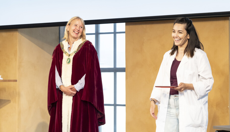 Rektor Margareth Hagen saman med Selda Ekiz.