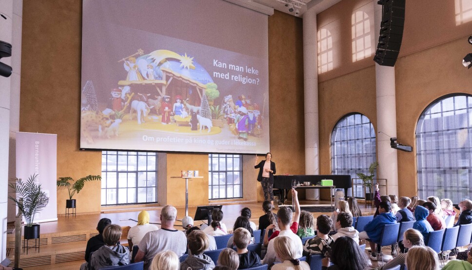 Sissel Undheim snakkar om korleis ein kan leike med religion