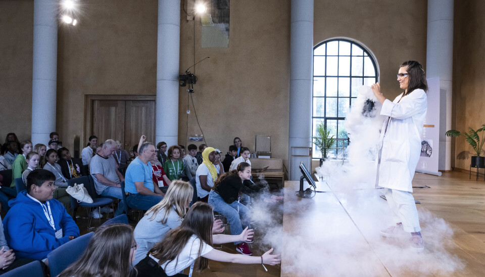 Selda Ekiz blandar kokande vatn og flytande nitrogen.