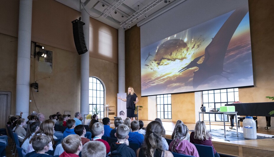 Kikki Kleiven viser fram flygande dinosaurar.