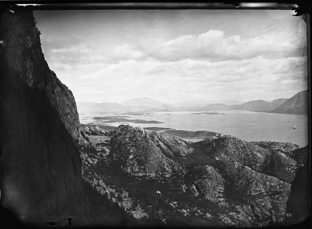 Udsigt fra Torghatten, Nordland, 1875/76. Foto: Knud Knudsen (ubb-kk-1318-1552). Udsigt fra Torghatten, Nordland, 1875/76. Foto: Knud Knudsen (ubb-kk-1318-1552).