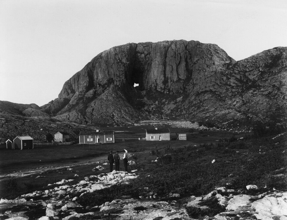 Torghatten, Nordland, 1885. Foto: Knud Knudsen (ubb-KK-2127-0362). Billedsamlingen, UB Bergen.