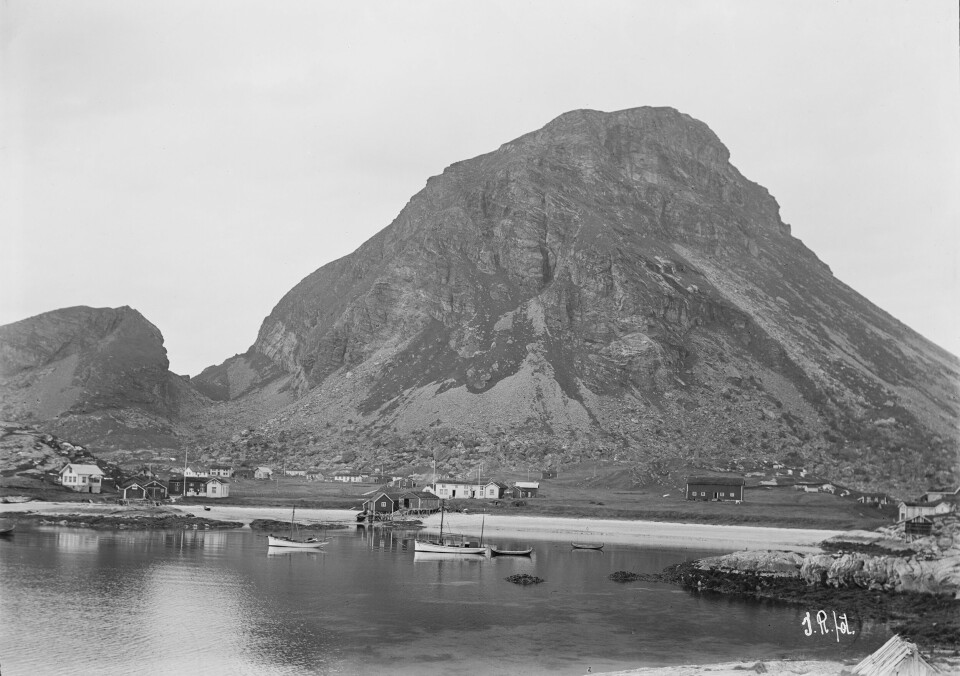Lovunden fra nord, 1900. Foto: John Bernhard Rekstad (ubb-jr-195-009). Billedsamlingen, UB Bergen.