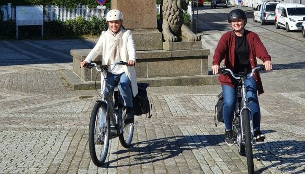 Bedriftssykepleier Mari Follo (t.v.) og bedriftsfysioterapeut Kjersti Nygård på de nye el-syklene til bedriftshelsetjenesten. Innen 22. september kan studenter og ansatte søke om midler fra Klimafondet. Bedriftssykepleier Mari Follo (t.v.) og bedriftsfysioterapeut Kjersti Nygård på de nye el-syklene til bedriftshelsetjenesten. Innen 22. september kan studenter og ansatte søke om midler fra Klimafondet.