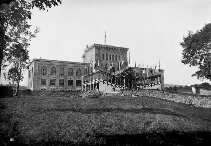 Paviljongen foran museet ble bygget til åpningen i 1865, til den internasjonale fiskeriutstillingen som fylte alle etasjene. Først i 1868 ble museet åpnet, og da var alle gjenstandene fra det gamle museet ved Lille Lungegårdsvann båret og trillet opp bakken. Paviljongen foran museet ble bygget til åpningen i 1865, til den internasjonale fiskeriutstillingen som fylte alle etasjene. Først i 1868 ble museet åpnet, og da var alle gjenstandene fra det gamle museet ved Lille Lungegårdsvann båret og trillet opp bakken.