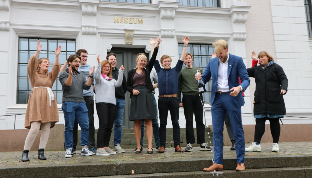 Rektor Margareth Hagen og prorektor Pinar Heggernes feirer med glade studenter at koronatiltakene oppheves lørdag 25.09 kl 16.00! Rektor Margareth Hagen og prorektor Pinar Heggernes feirer med glade studenter at koronatiltakene oppheves lørdag 25.09 kl 16.00!