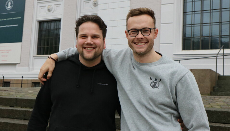 Studentene Bård Jåsund og Eivind Farstad er glade for å være kvitt koronatiltakene.