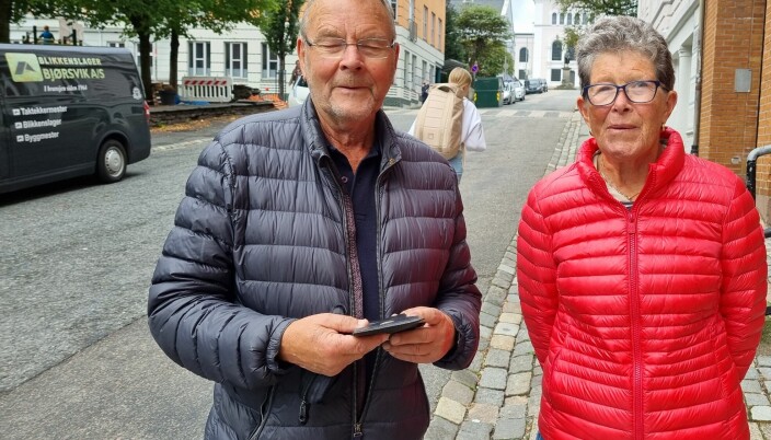 Karin Tollefsen og mannen Tore syntes det var artig å få Karins lommebok tilbake.