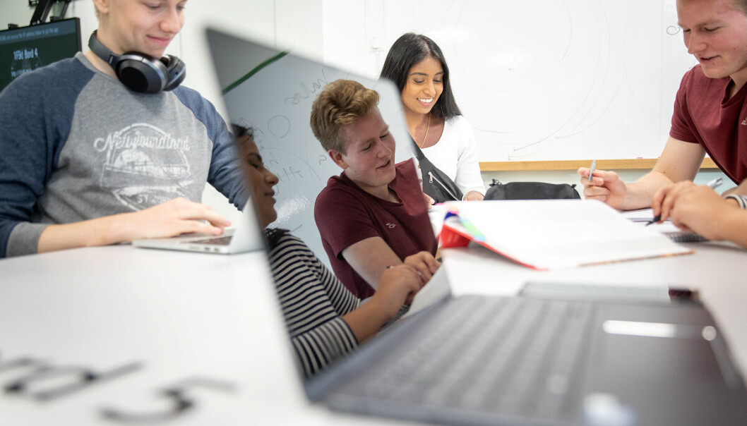 Jobber du fra en UiB-maskin og sitter på campus, vil du sannsynligvis ikke merke at brannmuren slås på 7. oktober. Jobber du fra en UiB-maskin og sitter på campus, vil du sannsynligvis ikke merke at brannmuren slås på 7. oktober.
