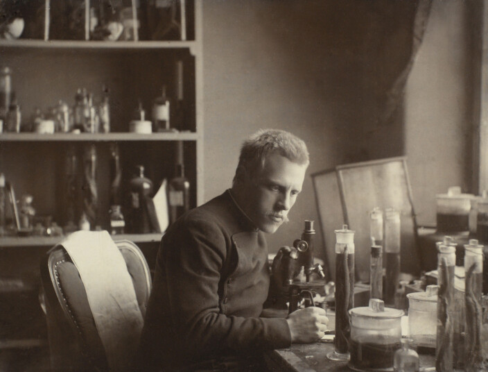 En ung Fridtjof Nansen over mikroskopet ved Bergens Museum. Foto: Johan v. d. Fehr (UBB-BS-FOL-00410). En ung Fridtjof Nansen over mikroskopet ved Bergens Museum. Foto: Johan v. d. Fehr (UBB-BS-FOL-00410).