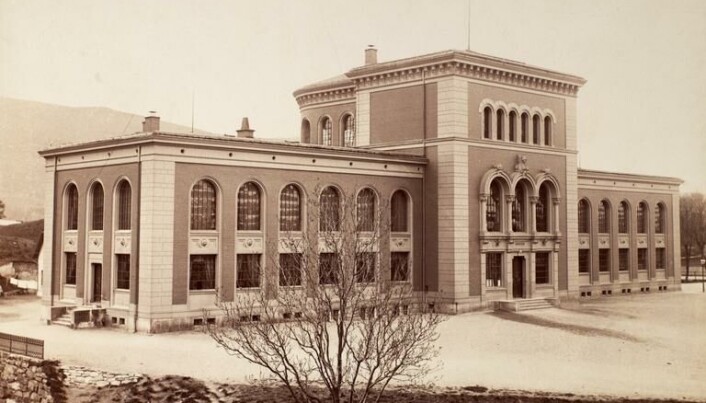 Universitetet i Bergen har røtter tilbake til etableringen av Bergens Museum i 1825. Det var her Fridtjof Nansen fikk seg jobb høsten 1882. Foto: Marcus Selmer. Universitetet i Bergen har røtter tilbake til etableringen av Bergens Museum i 1825. Det var her Fridtjof Nansen fikk seg jobb høsten 1882. Foto: Marcus Selmer.