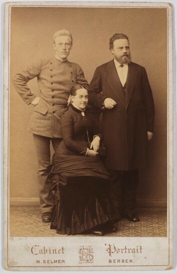 Den unge Fridtjof Nansen sammen med Vilhelm og Marie Holdt. Foto: Marcus Selmer. Den unge Fridtjof Nansen sammen med Vilhelm og Marie Holdt. Foto: Marcus Selmer.