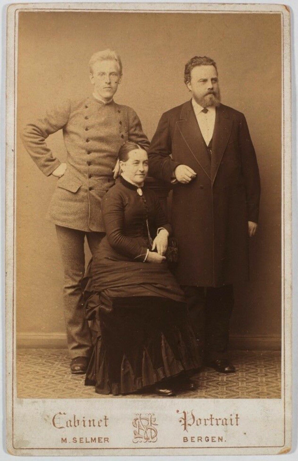 Den unge Fridtjof Nansen sammen med Vilhelm og Marie Holdt. Foto: Marcus Selmer.