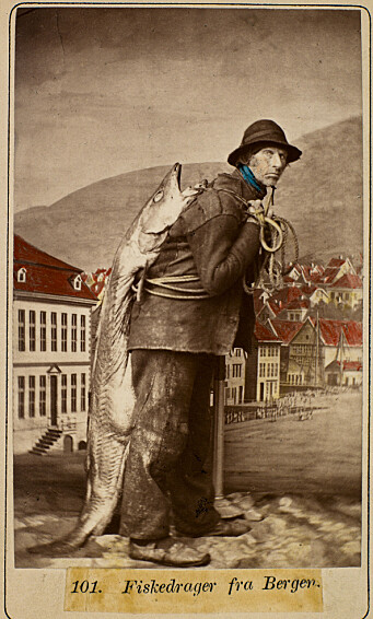 En lett håndkolorert versjon av bildet i visittkortformat, tatt i Marcus Selmers studio med et av hans bybilder som bakteppe. Selmer brukte her betegnelsen «Fiskedrager».