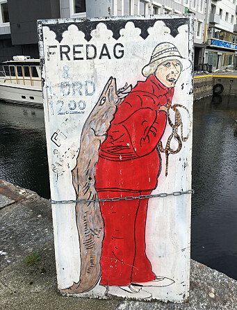 Fiskebæreren i en helt ny variant som plakat på Nøstet i 2021. Fiskebæreren i en helt ny variant som plakat på Nøstet i 2021.