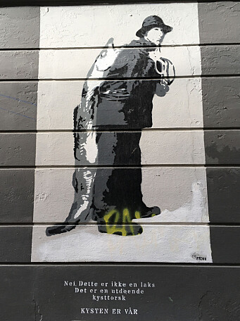 Fiskebæreren som stensilkunst av gatekunstner Rip Streetart på en husvegg i Skostredet 5.