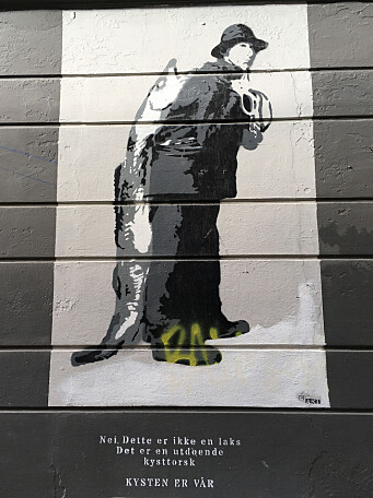 Fiskebæreren som stensilkunst av gatekunstner Rip Streetart på en husvegg i Skostredet 5. Fiskebæreren som stensilkunst av gatekunstner Rip Streetart på en husvegg i Skostredet 5.