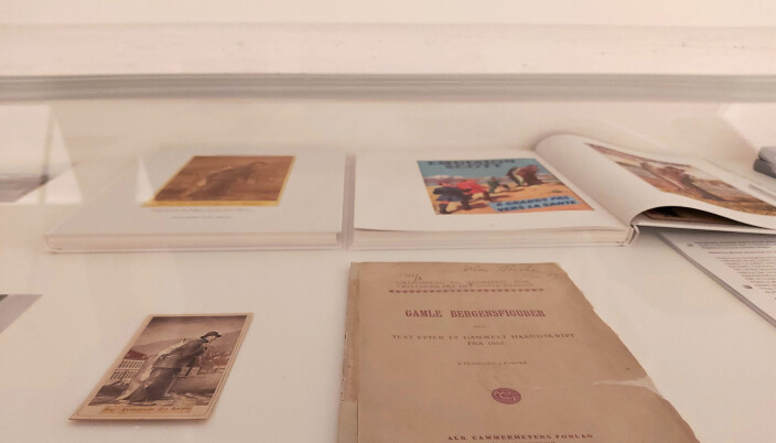 Detaljfoto av «Fiskedrager i Bergen» og «Gamle Bergensfigurer med text efter et gammelt Haandskrift fra 1810» i utstillingen «The Ocean», Bergen Kunsthall. Detaljfoto av «Fiskedrager i Bergen» og «Gamle Bergensfigurer med text efter et gammelt Haandskrift fra 1810» i utstillingen «The Ocean», Bergen Kunsthall.