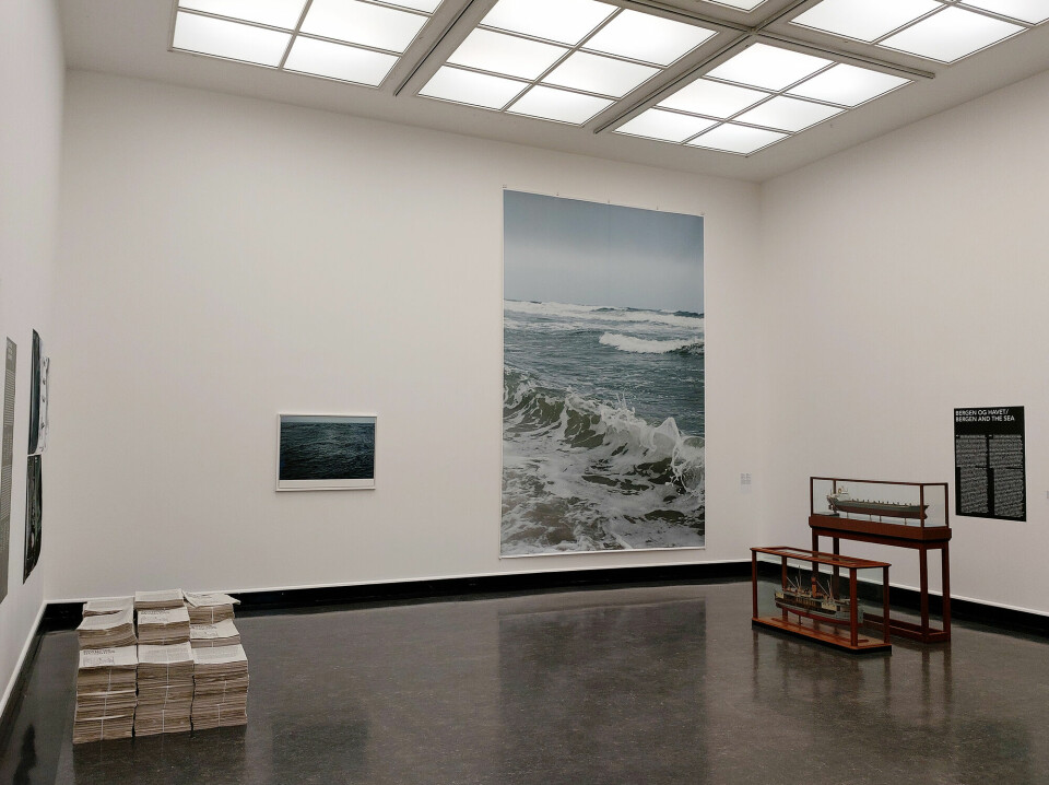 BILDE 1 AV 3: Eksempler på verker i utstillingen «The Ocean», Bergen Kunsthall. Foto: Cecilie Marie Gottfred.  Klikk på pilene oppe i hjørnene for å bla mellom bildene.