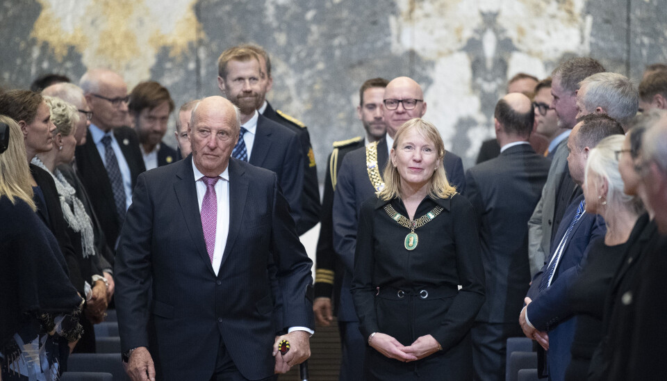 H.M. Kongen og rektor Margareth Hagen på vei inn i Universitetsaulaen under åpningen.
