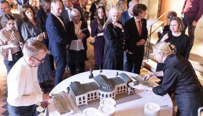 Publikum i Aulaen fikk også en smak av UiBs jubileumskake, som var en tro kopi av museet. Publikum i Aulaen fikk også en smak av UiBs jubileumskake, som var en tro kopi av museet.