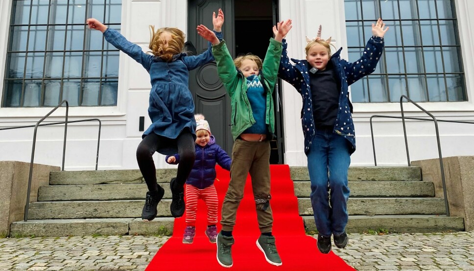 Barn klare for rød løper på Åpen dag ved Universitetsmuseet.