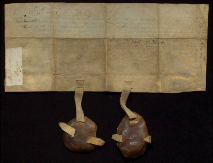 Baksiden (verso) av diplomet fra 1495. Det har ingen tekst fra middelalderen, men signaturer fra registreringen gjort ved Bergen museum. Baksiden (verso) av diplomet fra 1495. Det har ingen tekst fra middelalderen, men signaturer fra registreringen gjort ved Bergen museum.