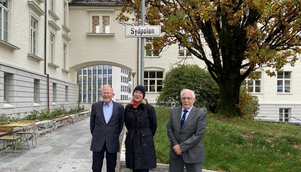Rektor Margareth Hagen sammen med Thor Kvinge og Arne Foldvik.