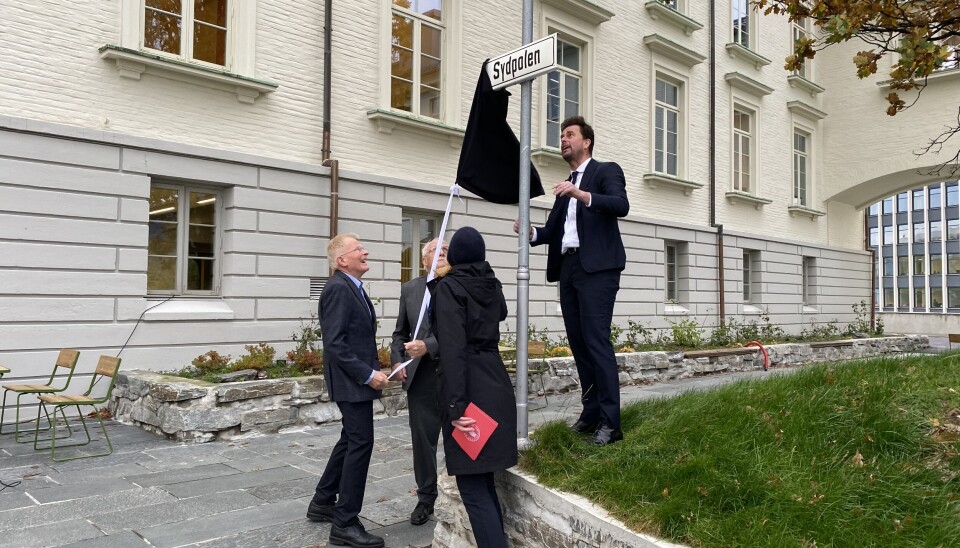 Rektor fikk hjelp av veteranene Thor Kvinge og Arne Foldvik til å avduke navneskiltet på den nye plassen. Både Kvinge og Foldvik har lang tilknytning til miljøet ved UiB og bred erfaring fra Antarktis.