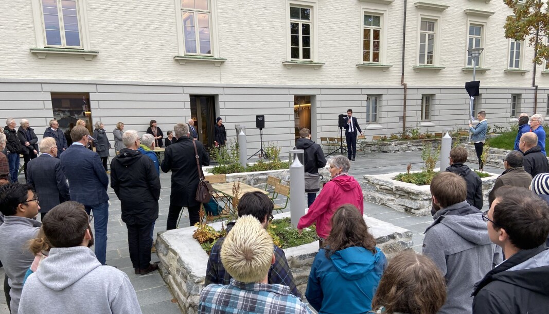Det var mange som hadde møtt opp for å være med på åpningen av Sydpolen. Her er det instituttleder ved Geofysisk institutt Tor Eldevik som holder tale. Det var mange som hadde møtt opp for å være med på åpningen av Sydpolen. Her er det instituttleder ved Geofysisk institutt Tor Eldevik som holder tale.