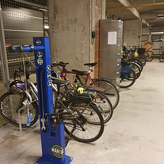 Realfaggarasjen med den nye servicestasjonen og ladeskåp for el-sykkelbatteri. Realfaggarasjen med den nye servicestasjonen og ladeskåp for el-sykkelbatteri.