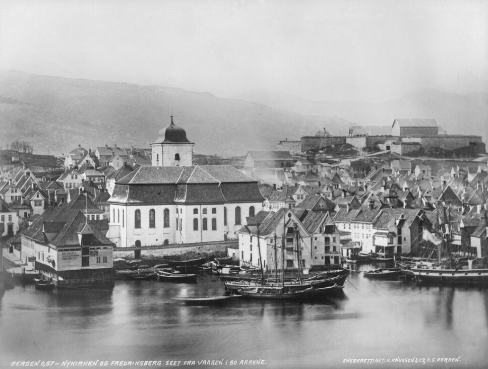 Nykirken brant i 1800, og ble deretter gjenreist og innviet i 1801. Her kirken i 1860-årene. Foto: Knud Knudsen.
