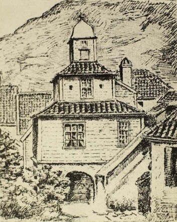 Det såkalte «Klokkehuset» hvor Harmonien ble stiftet i 1765. Det var «Harmonister» som musiserte under innvielsen av Nykirken i 1801. Det såkalte «Klokkehuset» hvor Harmonien ble stiftet i 1765. Det var «Harmonister» som musiserte under innvielsen av Nykirken i 1801.