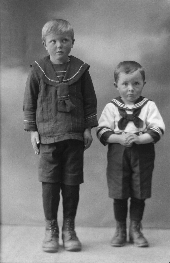 Ukjende born hjå fotografen, Førde. Foto: Olai Fauske. Årstal: ukjend (Fauske var verksam i åra 1905-1944). Ukjende born hjå fotografen, Førde. Foto: Olai Fauske. Årstal: ukjend (Fauske var verksam i åra 1905-1944).