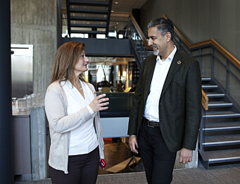 Stortingsrepresentant Abid Raja (V) ble tatt i mot av prorektor Pinar Heggernes. Stortingsrepresentant Abid Raja (V) ble tatt i mot av prorektor Pinar Heggernes.
