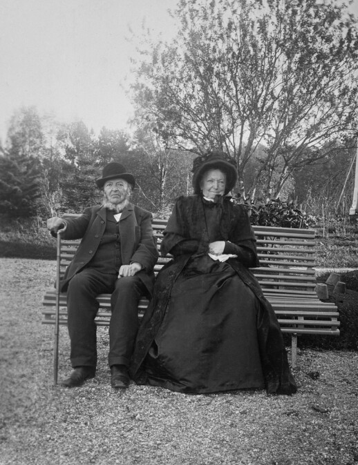 De aldrende Wollert Danckert og Bolette Sophie Gran Krohn på en benk utenfor Vaulardal. Foto: ukjent. Bilde 6 av 6, bruk pilene til å navigere.