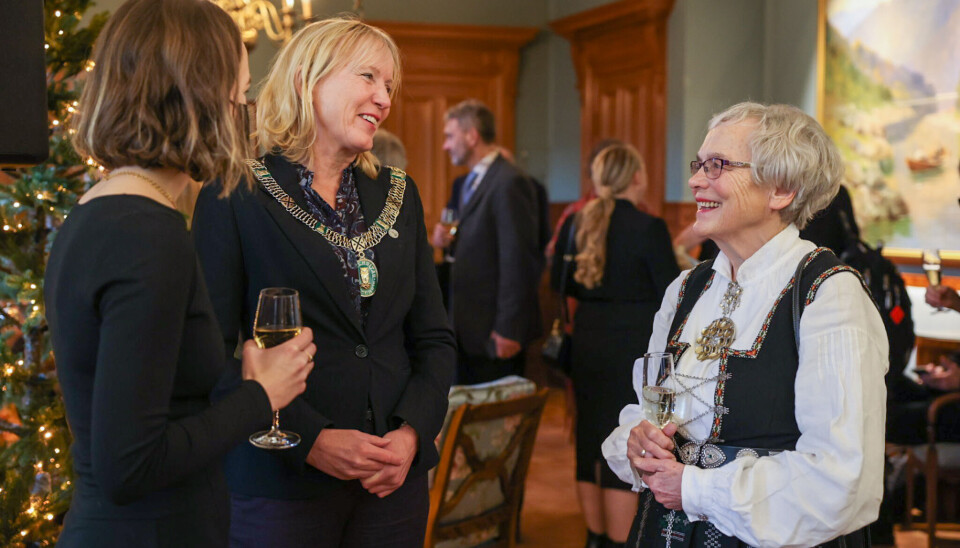 Dysthe blir gratulert av UiB-rektor Margareth Hagen.