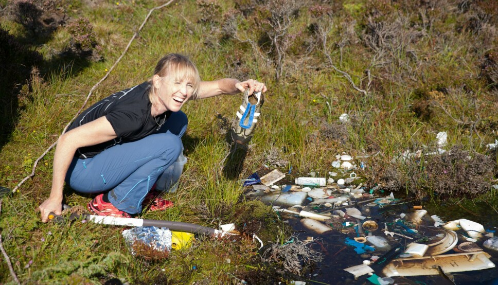 Førsteamanuensis Marte Haave plukker søppel under innspillingen av NRK-serien Plasthavet.