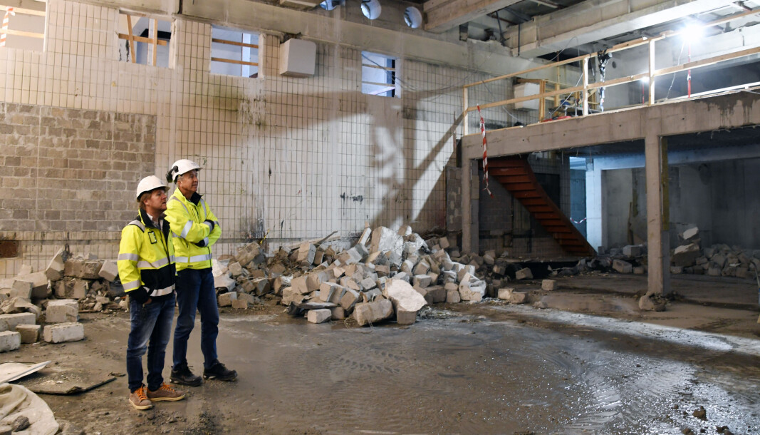 I dette rommet skal det lages en storsal med 150 sitteplasser, avansert sceneteknikk og det nyeste innen konferanseutstyr. Fra v. senioringeniør Morten Storheim og ekstern prosjektleder Tom Arne Olsen. I dette rommet skal det lages en storsal med 150 sitteplasser, avansert sceneteknikk og det nyeste innen konferanseutstyr. Fra v. senioringeniør Morten Storheim og ekstern prosjektleder Tom Arne Olsen.