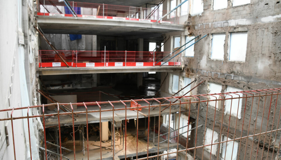 Det skjæres i betong gjennom etasjene for å lage øksehugget.