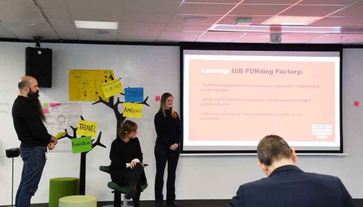 Gruppa UiB Beyond presenterer sin idé til juryen om en tilbakemeldingsplattform for søknadsskriving til EU. Gruppa UiB Beyond presenterer sin idé til juryen om en tilbakemeldingsplattform for søknadsskriving til EU.