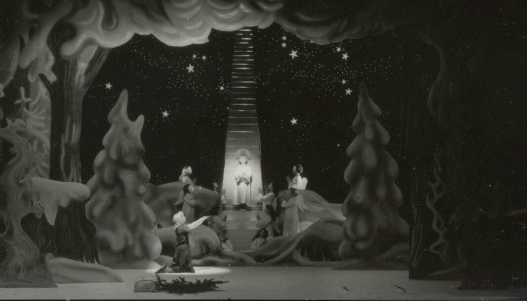 En av hovedscenene i Reisen til julestjernen er øyeblikket hvor Sonja får overrakt julestjernen. Her, seansen i oppsettingen av 1955. Ingebjørg Sem Stokke i rollen som Sonja. Fotograf: Knud Knudsen.