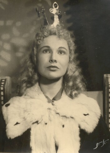 Ingebjørg Sem som Sonja i 1955. Ingebjørg var gift med Tor Stokke, og er også moren til Linn Stokke. Fotograf: Knud Knudsen. Ingebjørg Sem som Sonja i 1955. Ingebjørg var gift med Tor Stokke, og er også moren til Linn Stokke. Fotograf: Knud Knudsen.