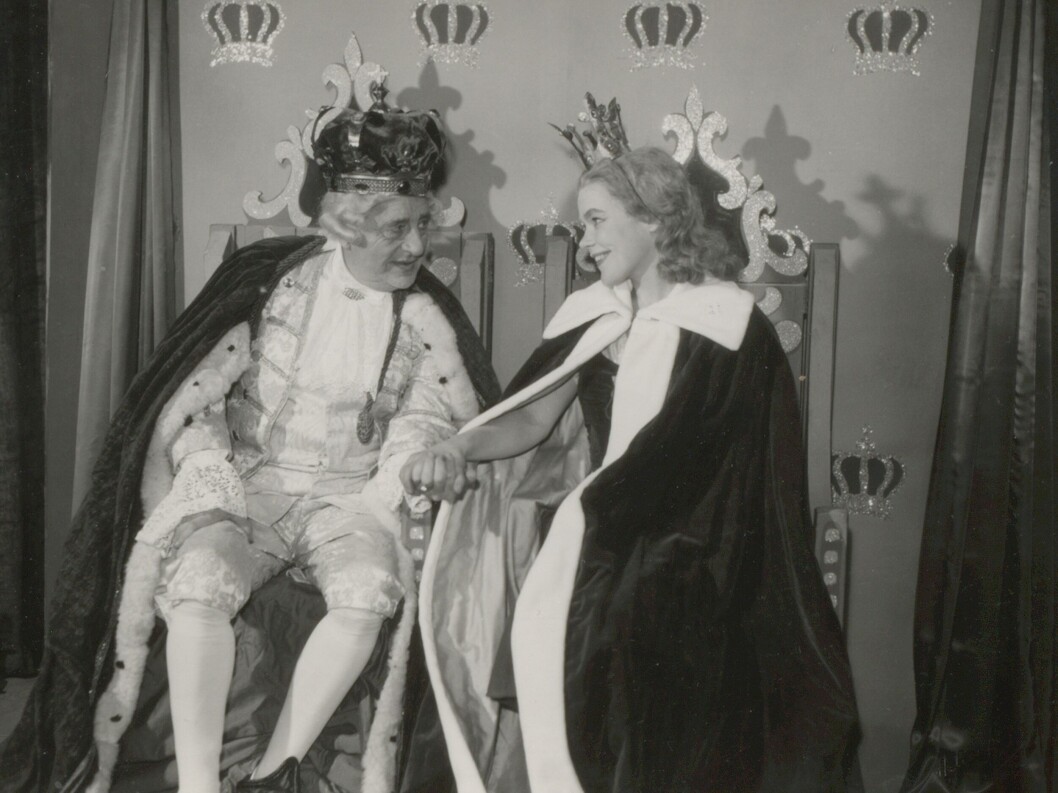 Sissel Sellæg som Sonja sittende sammen med kongen i oppsettingen av 1960. Sissel ble gift med Per Theodor Haugen, og er blant annet mor til Kim Haugen. Fotograf: Knud Knudsen. Sissel Sellæg som Sonja sittende sammen med kongen i oppsettingen av 1960. Sissel ble gift med Per Theodor Haugen, og er blant annet mor til Kim Haugen. Fotograf: Knud Knudsen.