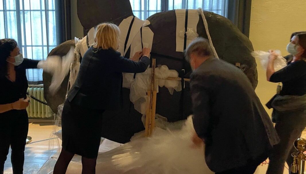 Rektor Margareth Hagen og assisterande universitetsdirektør pakka ut månefisken på museet.
